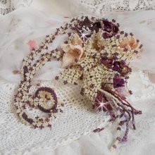 Halskette Les Floralies montiert mit Edelsteinen: Sugilith und Miyuki Délicas Rocailles in verschiedenen Farben 